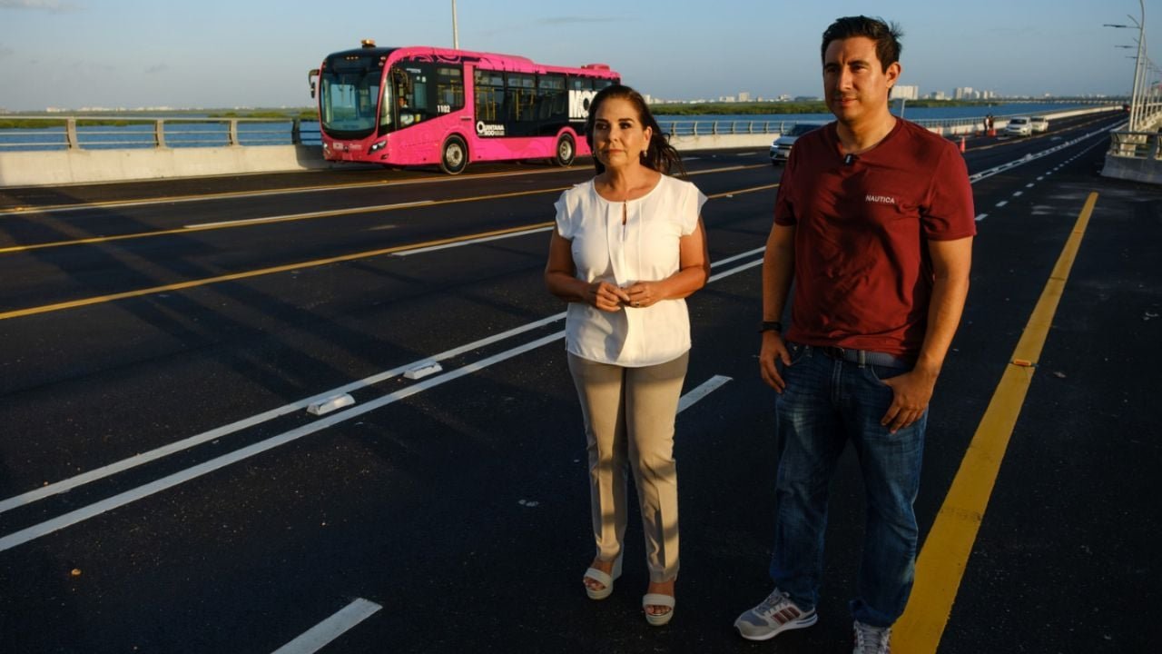Electric bus being tested on a Cancún street as part of IMOVEQROO's new mobility plan