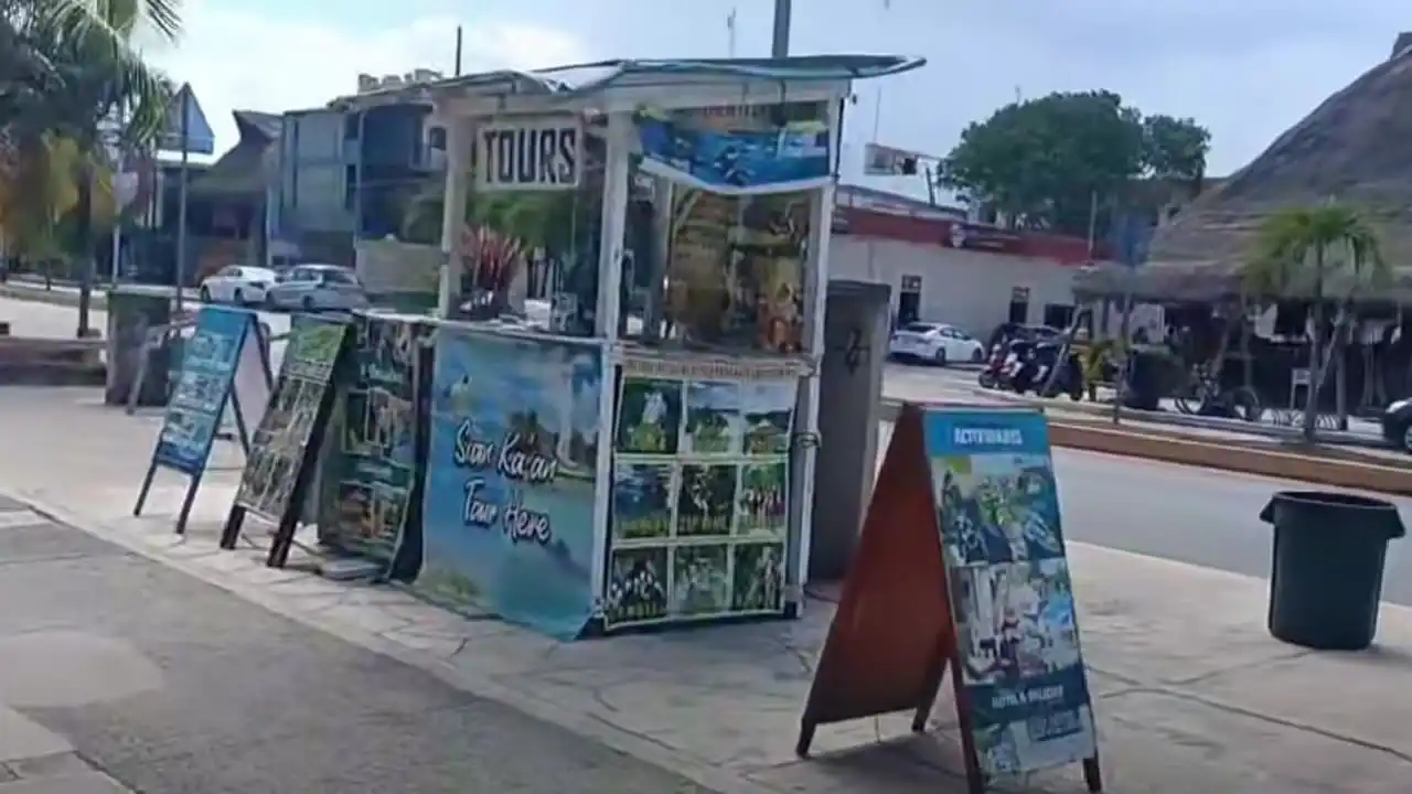 An empty tourist souvenir stall in Tulum's town center on May 12, 2026, reflecting the decline in visitors.
