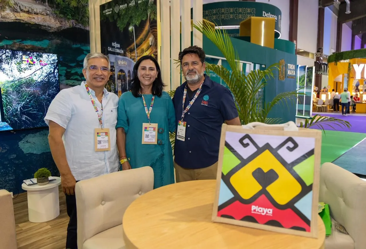 Mayor Estefanía Mercado stands on a soccer field with officials in Playa del Carmen, Quintana Roo.
