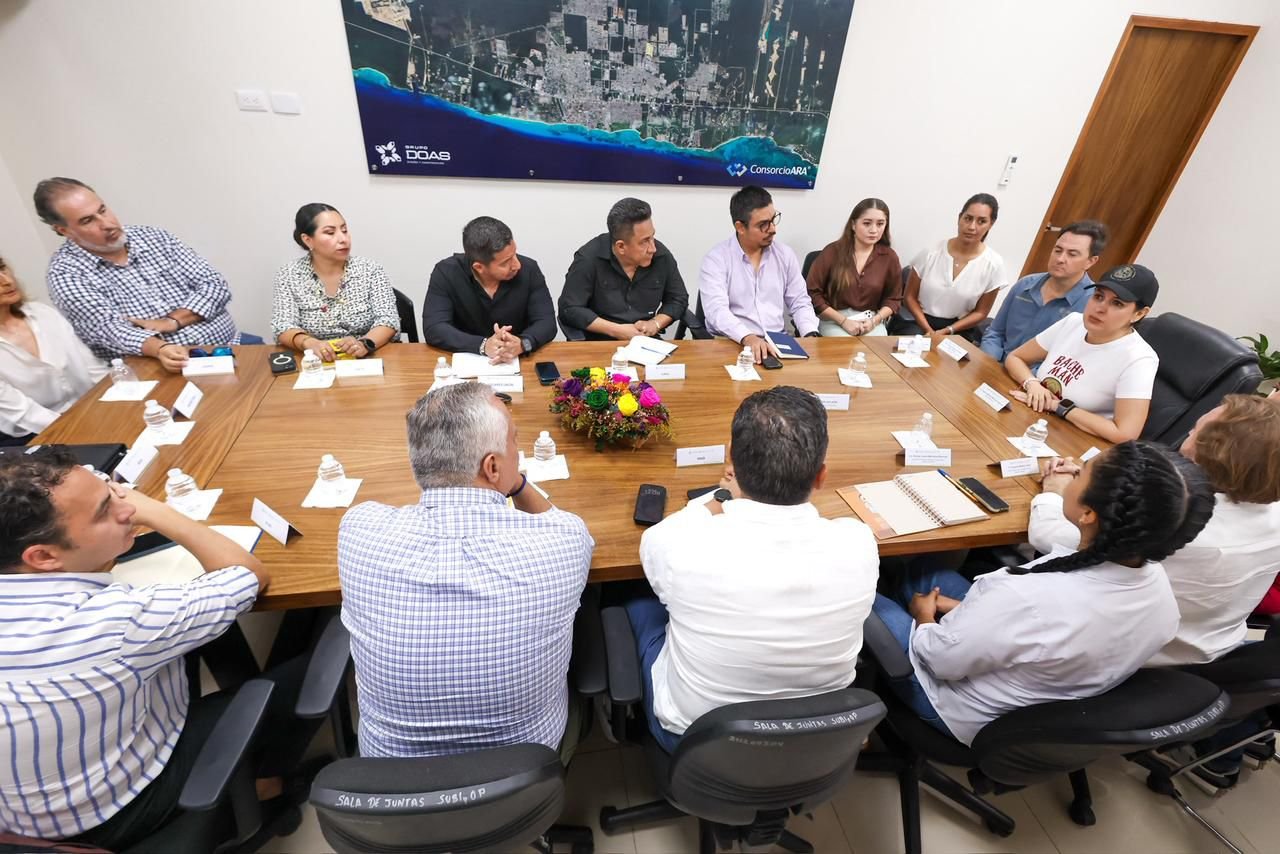 Mayor Estefanía Mercado sits at a table with developers and business representatives during a meeting in Playa del Carmen.