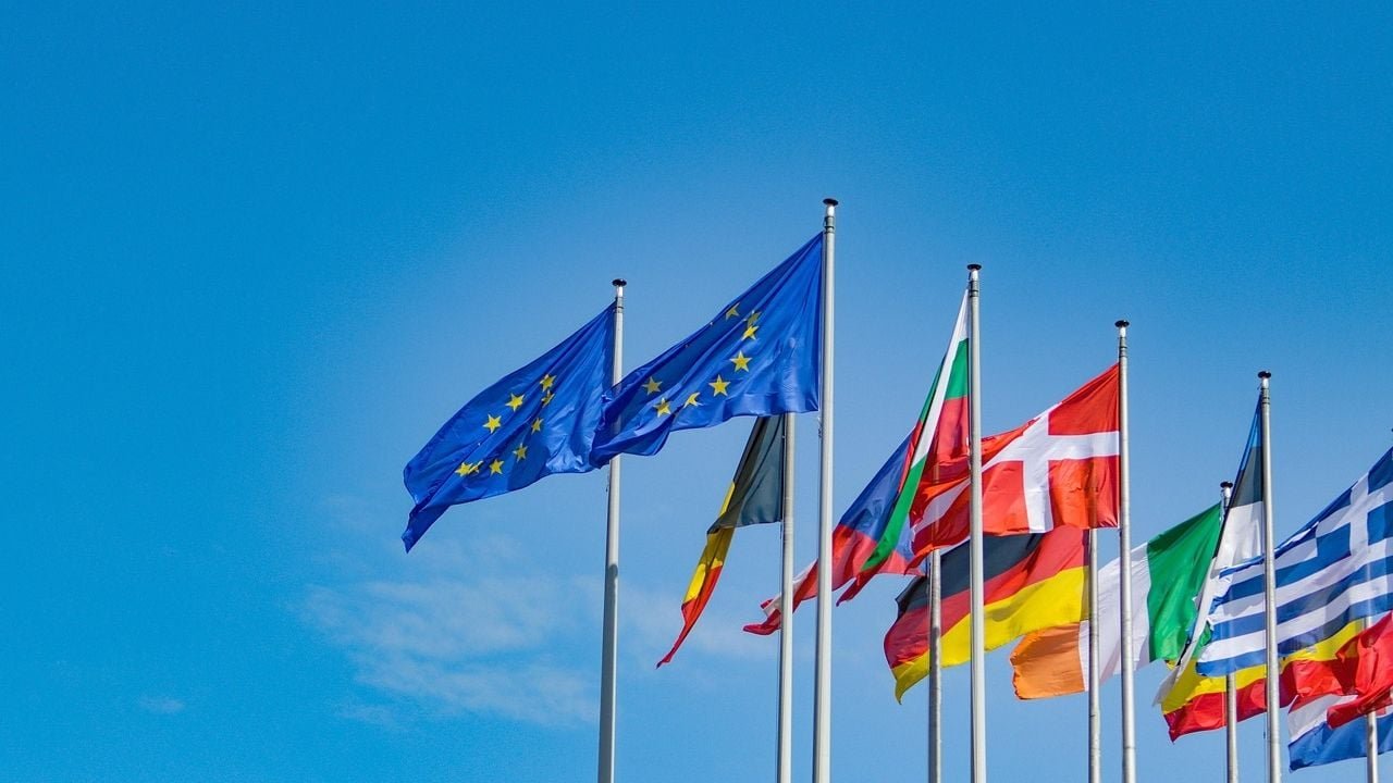 Flags of the European Union and Mexico side by side