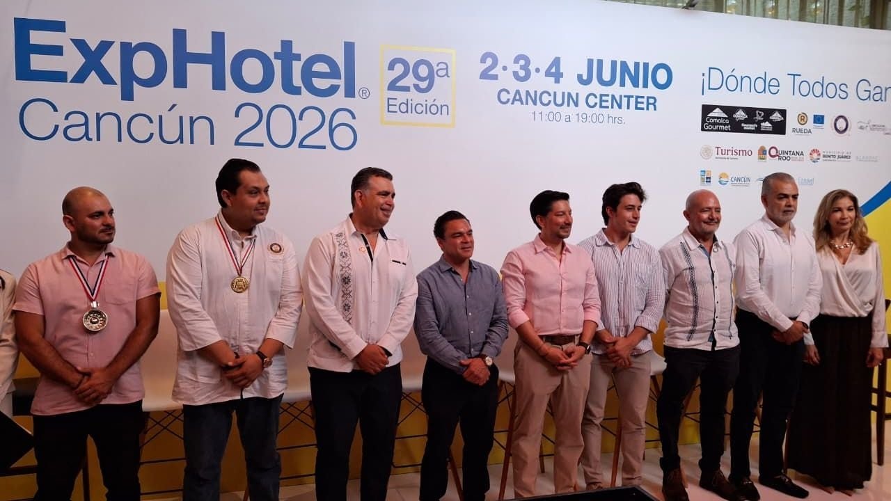 Expo Hotel Cancún 2026 at Cancun Center with exhibitors and attendees