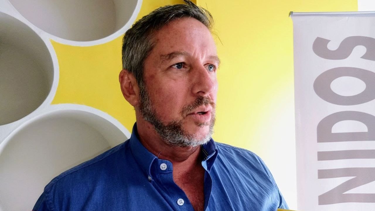 James Tobin Cunningham, coordinator of the Citizen Security and Justice Board, speaks about extortion statistics in Quintana Roo.