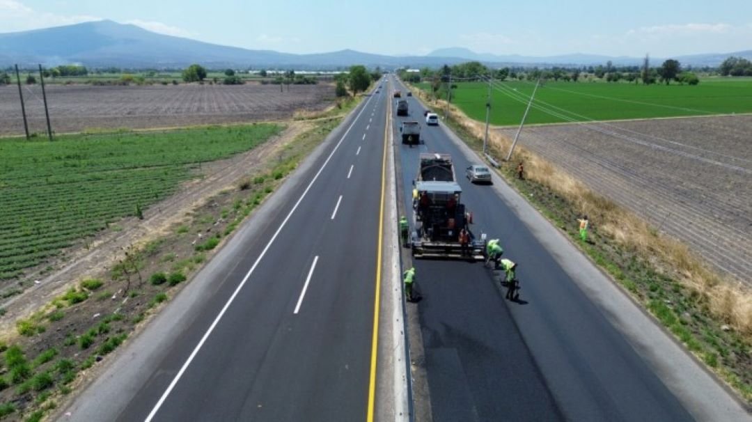 Construction workers and paving equipment on a federal highway in Mexico