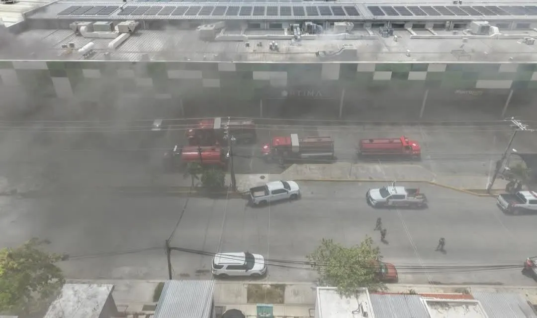 Firefighters and emergency personnel at the scene of a fire at Mi Plaza Los Héroes shopping center in Cancun