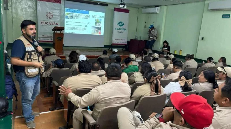 Health workers attending a training session on mosquito surveillance and control in Yucatán