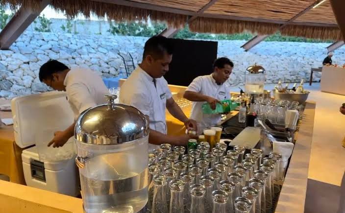 Hotel workers in Cancun protest over profit-sharing issues