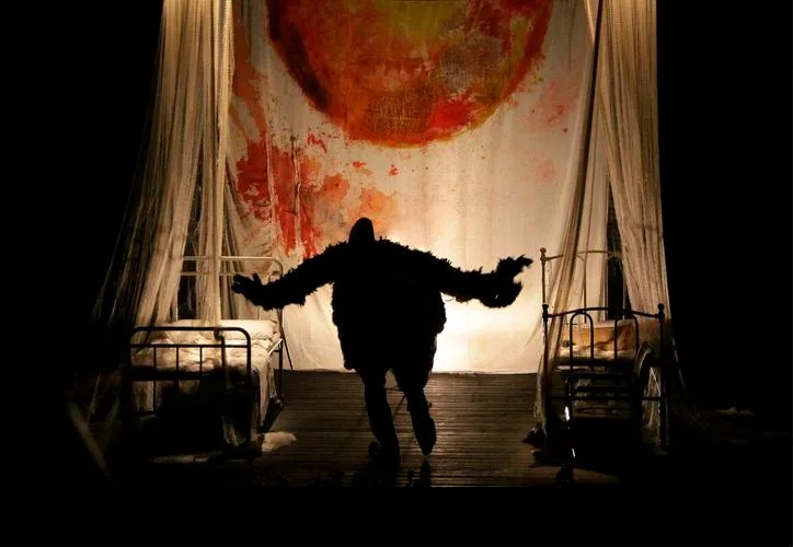 Daniele Finzi Pasca performing in the play Icaro on stage in Cancun