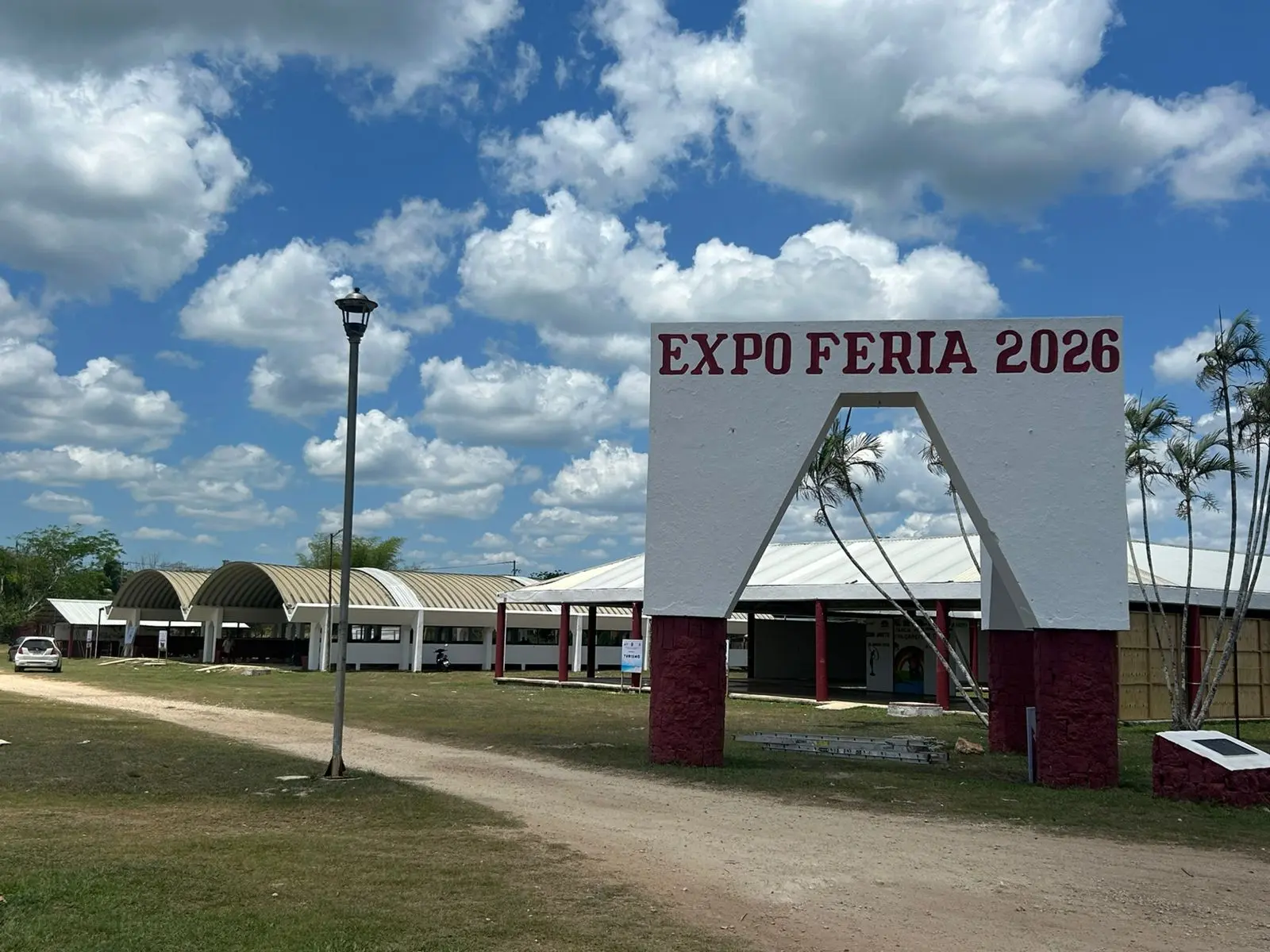 Crowd gathered at the opening ceremony of Expo Feria Kantunilkín 49, with banners and livestock in the background.