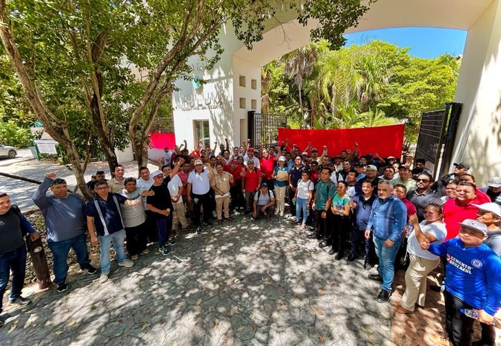 Workers picketing outside Kore Hotel in Tulum during strike