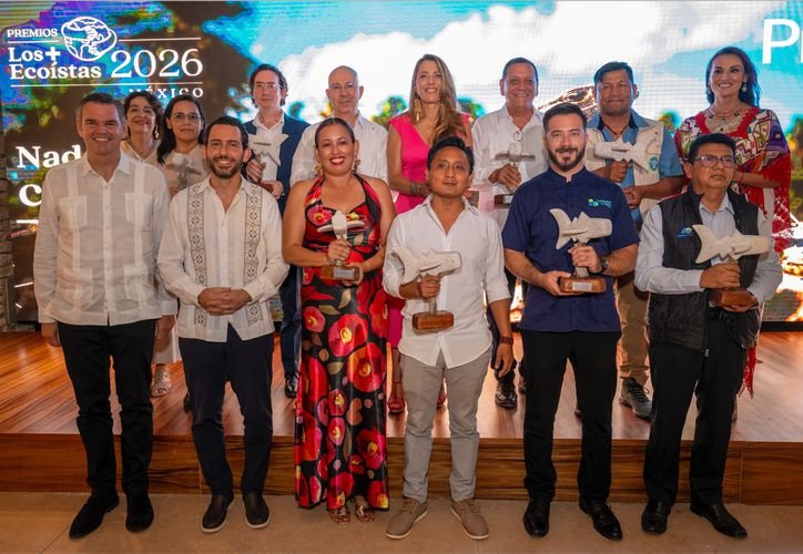 Award ceremony for Los +Ecoístas México 2026 with attendees on stage