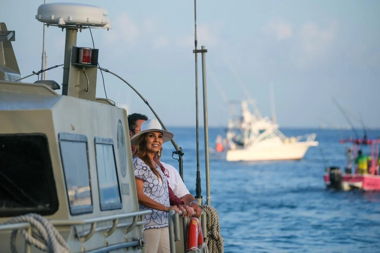 Governor Mara Lezama and Cozumel Mayor Jose Luis Chacon place a floral wreath into the sea during a tribute to fallen fishermen.