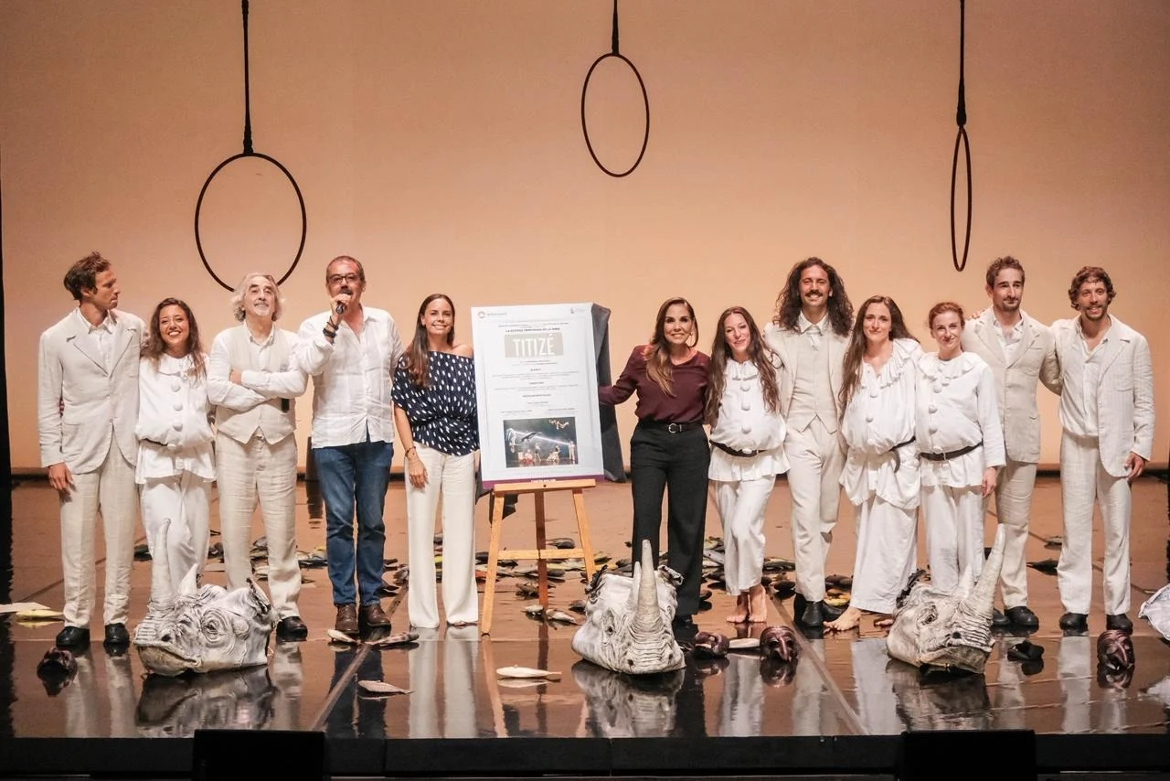 Governor Mara Lezama and officials unveil a commemorative plaque for the Swiss show TITIZÉ at the Cancun City Theater