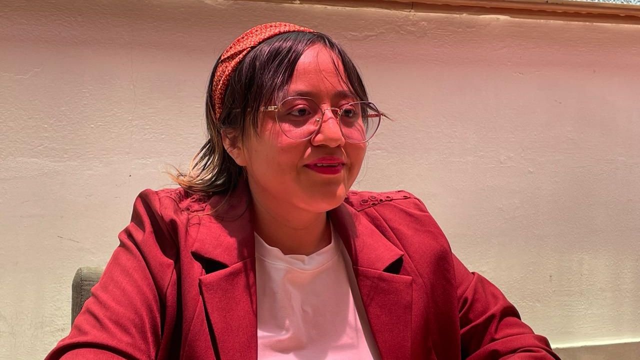 María Adela Morales speaking at a press conference, denying kidnapping allegations and accusing her mother of abuse.