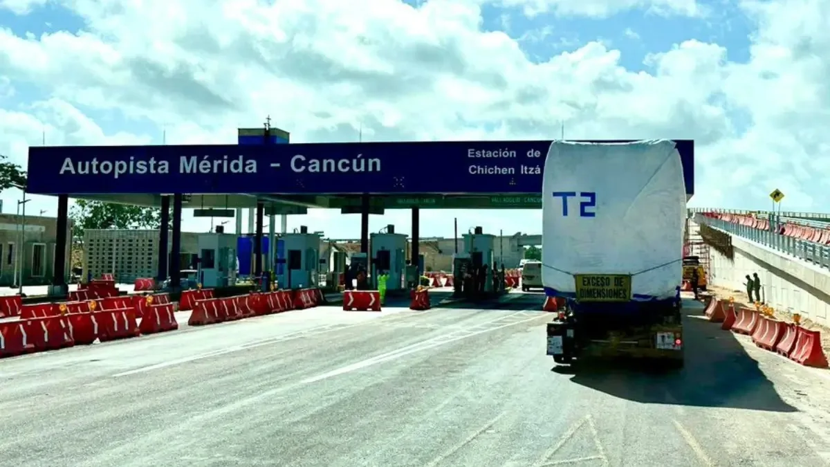 Toll booth on the Mérida-Cancún highway in Mexico
