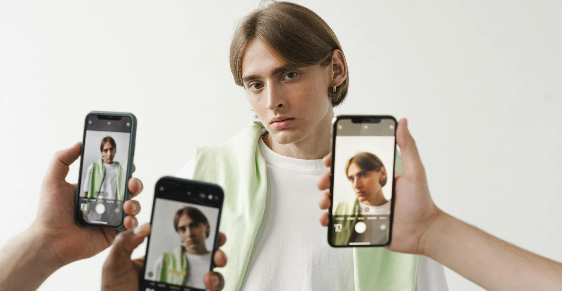 A person holding a smartphone with a CURP registration screen visible