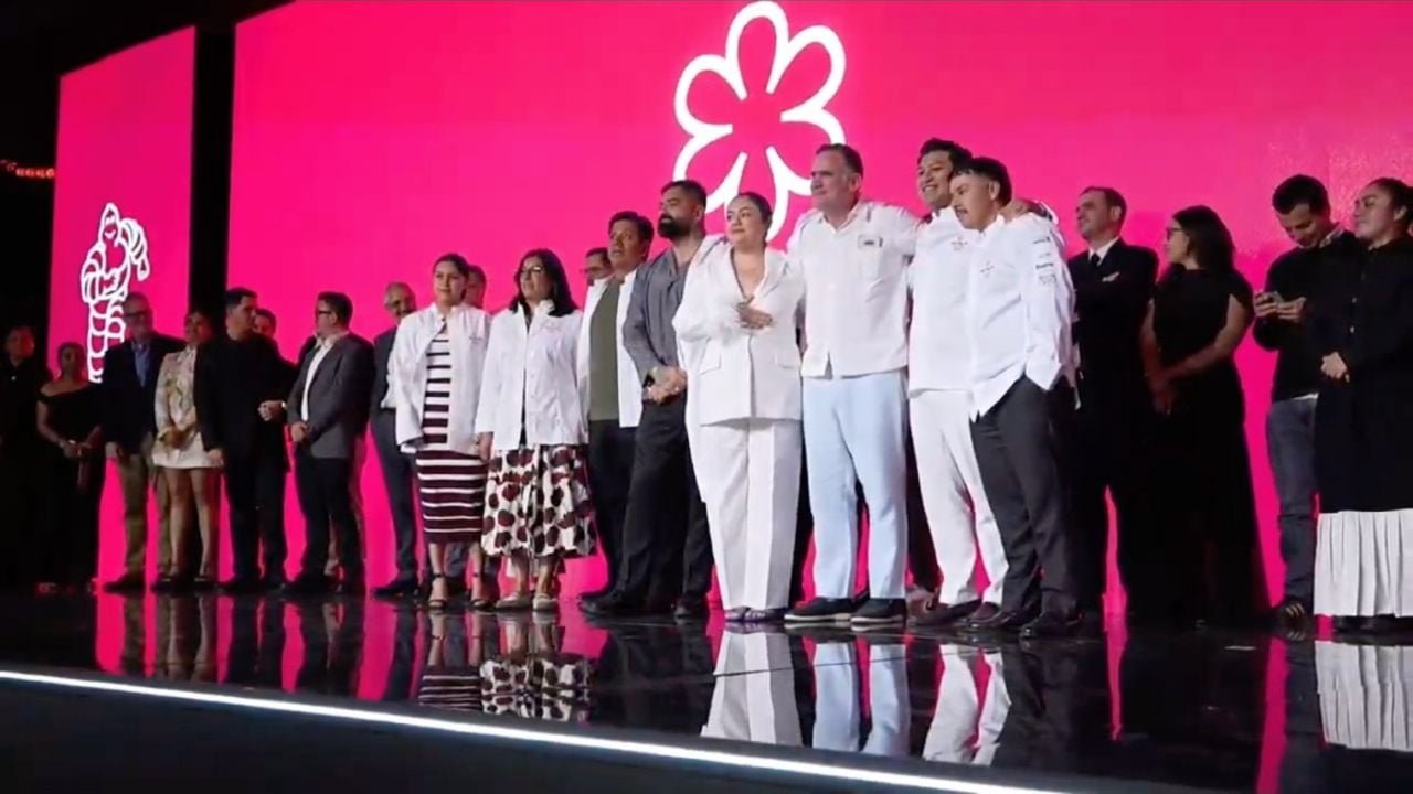 Chefs holding white Michelin star plaques at the Michelin Guide Mexico 2026 ceremony