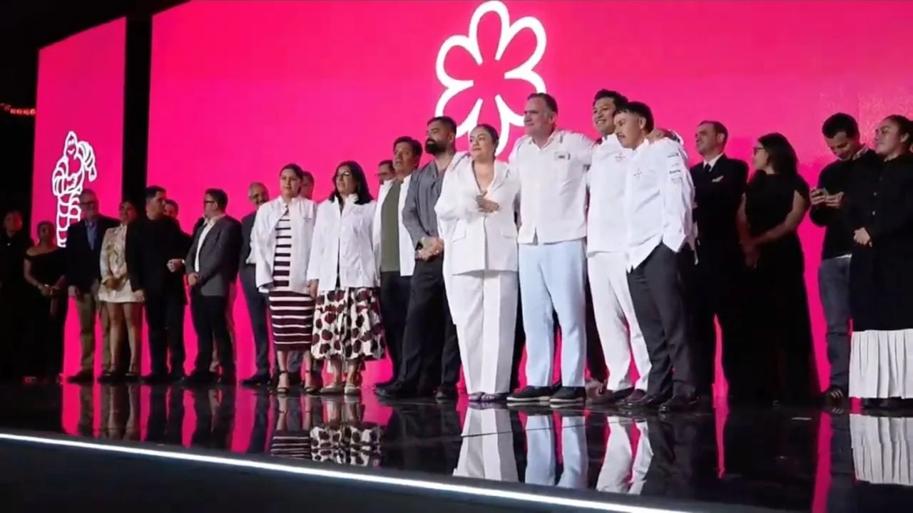 Chefs holding white Michelin star plaques at the Michelin Guide Mexico 2026 ceremony