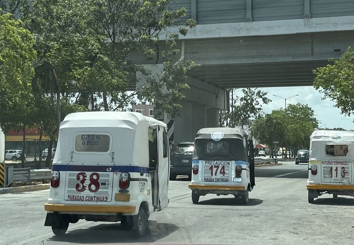 Mototaxis lined up for license plate registration in Playa del Carmen