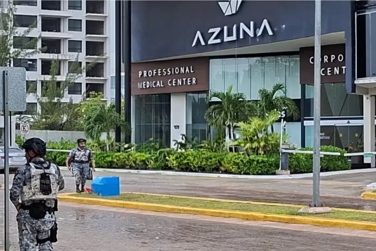 National Guard officers standing guard outside Plaza Azuna in Cancún during a search operation