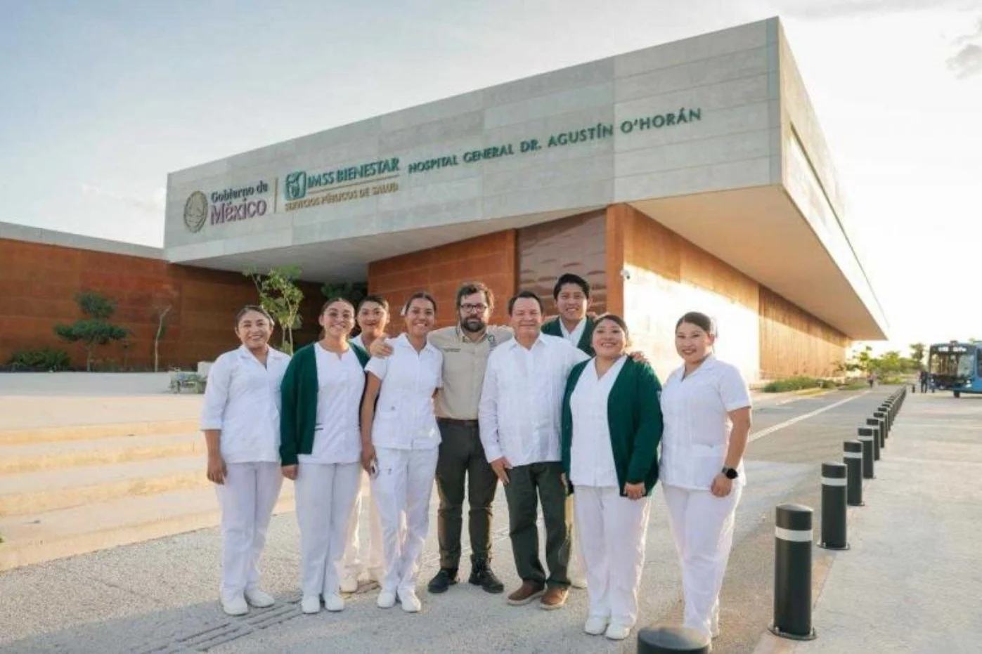 Governor Joaquin Diaz Mena and IMSS-Bienestar director Alejandro Svarch Perez inspect new medical equipment at the O'Horan Hospital in Yucatan