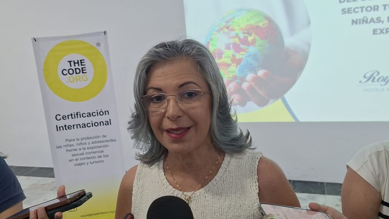 Norma Negrete Aguayo, representative of Ecpat Mexico, speaking at a podium during the signing of The Code agreement to combat child sexual exploitation in tourism.
