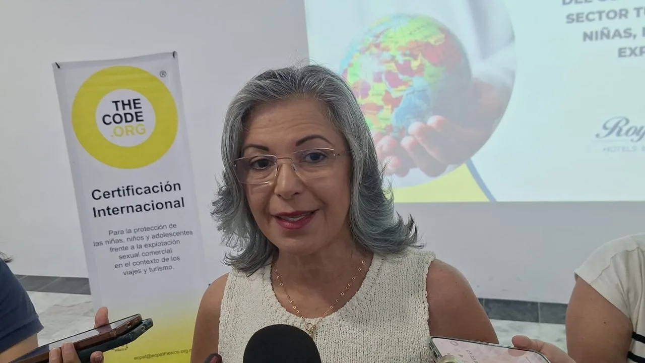 Norma Negrete Aguayo, representative of Ecpat Mexico, speaking at a podium during the signing of The Code agreement to combat child sexual exploitation in tourism.