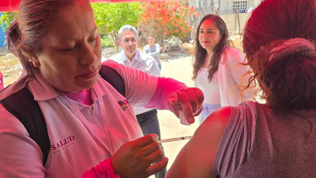 A nurse from the Quintana Roo Health Department vaccinates a child during the extended vaccination campaign.