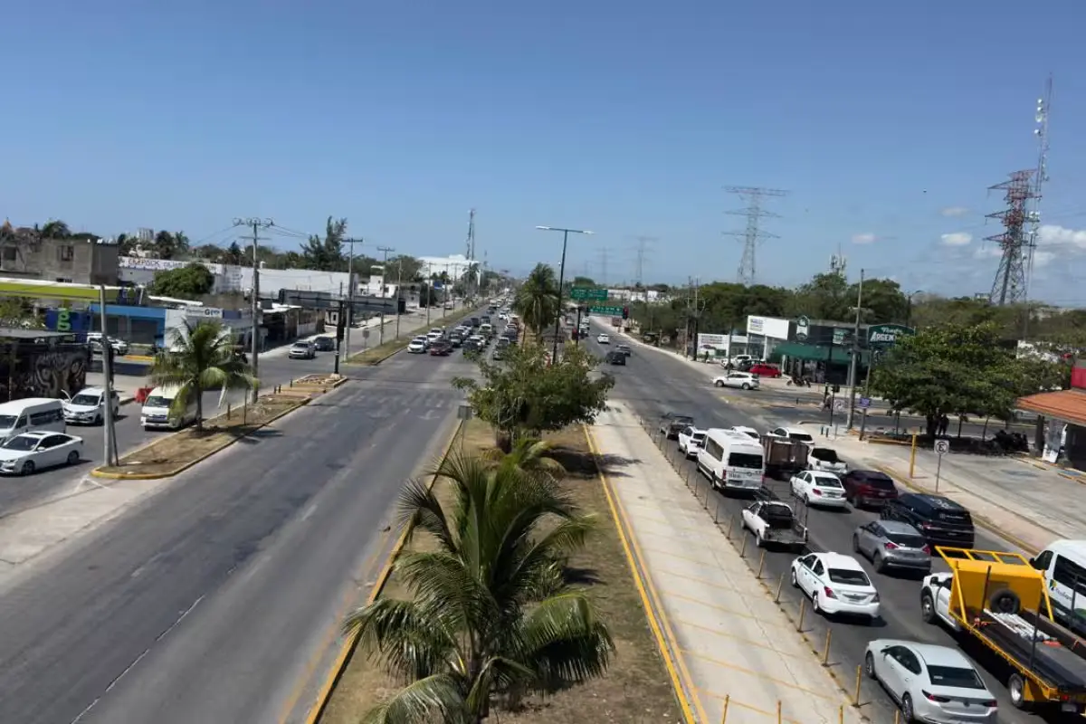 A shopping mall in Playa del Carmen darkened during a power outage, with closed stores and empty parking lot.