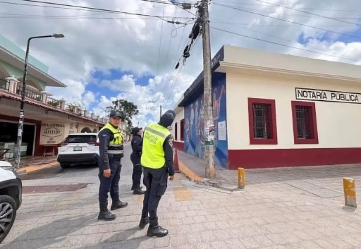 A dark street in Bacalar during a power outage, with businesses closed or using emergency lights.