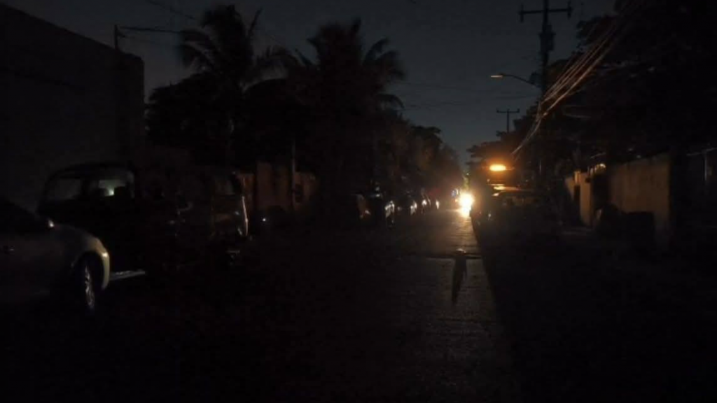 A dark street in a Playa del Carmen neighborhood during a power outage