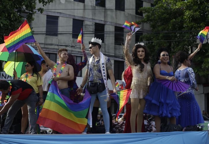 Large crowd at a Pride march in Quintana Roo with rainbow flags