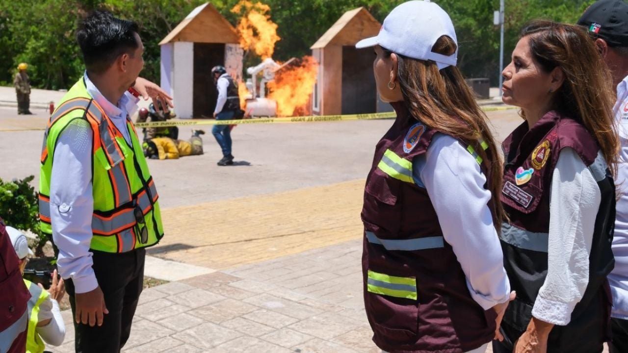 Emergency personnel and participants during the National Drill at Malecón Tajamar in Cancún, Quintana Roo