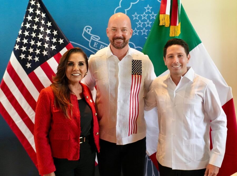 Deputy Renán Sánchez Tajonar speaking at a diplomatic event with US Consul General Justen A. Thomas and Governor Mara Lezama in Cancun