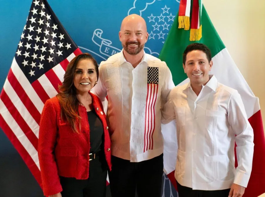 Deputy Renán Sánchez Tajonar speaking at a diplomatic event with US Consul General Justen A. Thomas and Governor Mara Lezama in Cancun