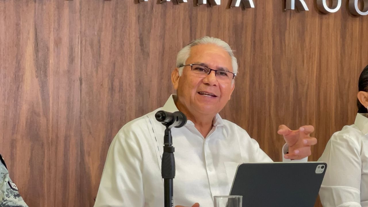 Raciel López Salazar, head of the Quintana Roo State Prosecutor's Office, speaking at a press conference about extortion arrests and convictions.