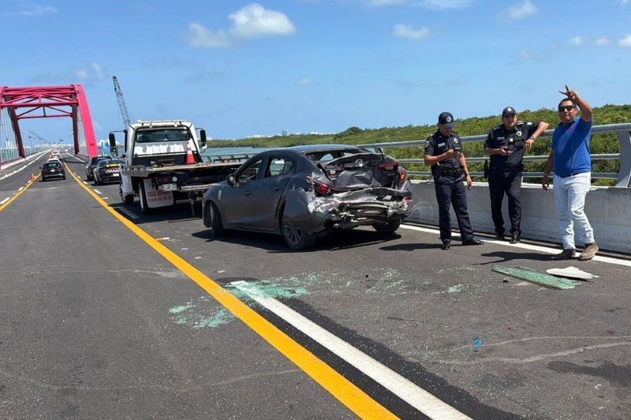 Two damaged vehicles on the Nichupté Bridge after a rear-end collision in Cancun
