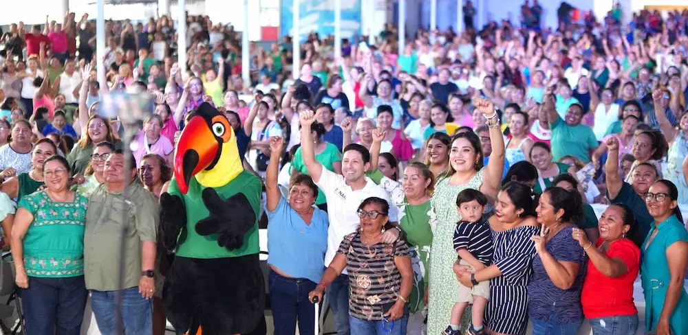 Deputy Renán Sánchez Tajonar speaking at a Mother's Day celebration in Cozumel, surrounded by attendees