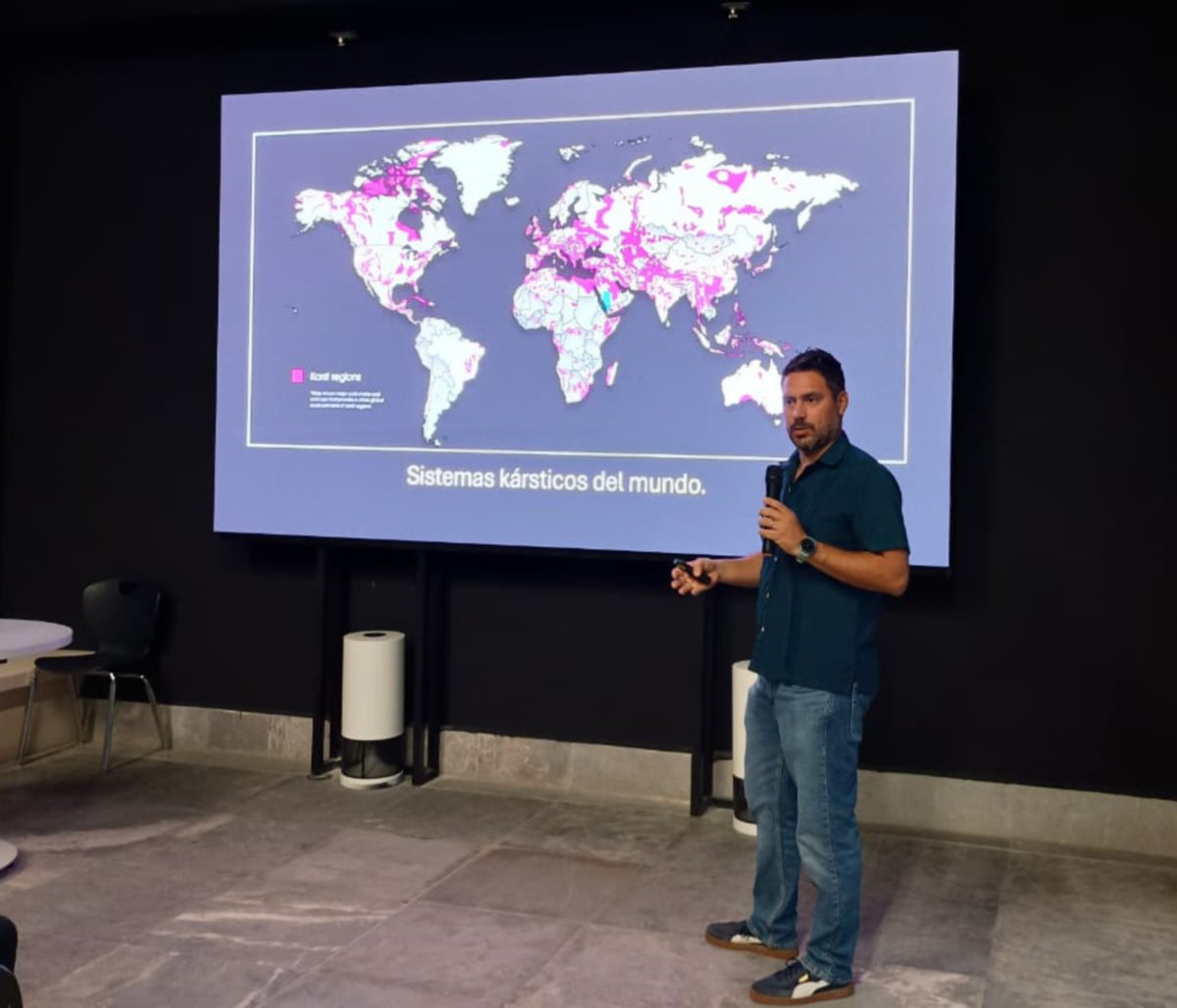 Researcher Efraín Chávez Solís speaking during a talk about cenotes as ecosystems