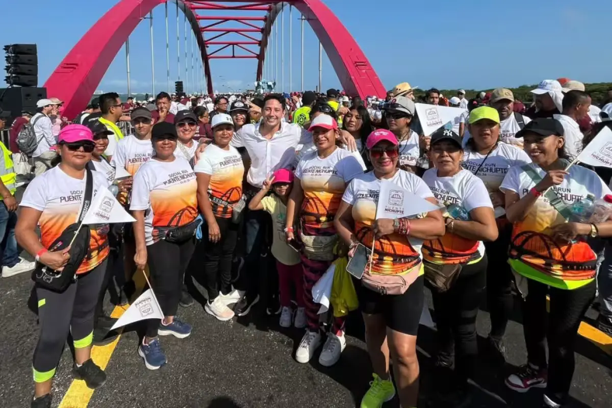 Residents expressing frustration at the Nichupté Bridge inauguration in Cancún