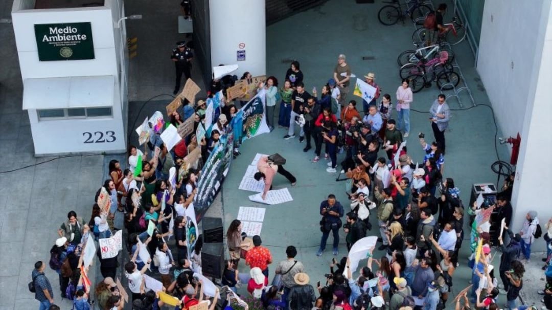 Protesters outside Semarnat headquarters demanding cancellation of Perfect Day project