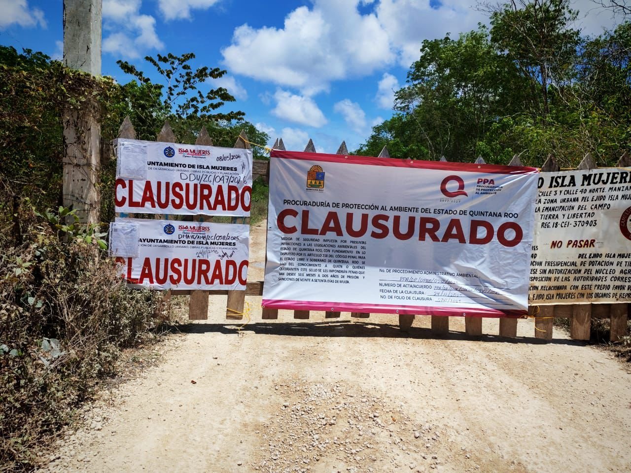 A sealed property in the mainland zone of Isla Mujeres, Quintana Roo, with closure notices posted by authorities