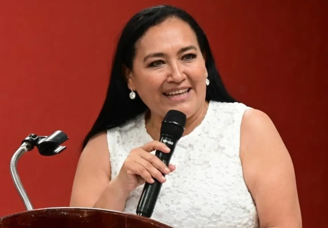 Elda Xix Euán, head of the Quintana Roo Education Secretariat, speaking at a press conference about the alleged rape of a student in Bacalar.