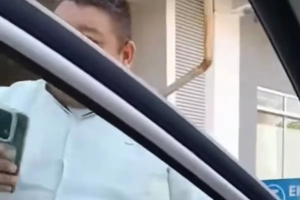 A taxi driver approaches another vehicle to threaten the driver in Playa del Carmen
