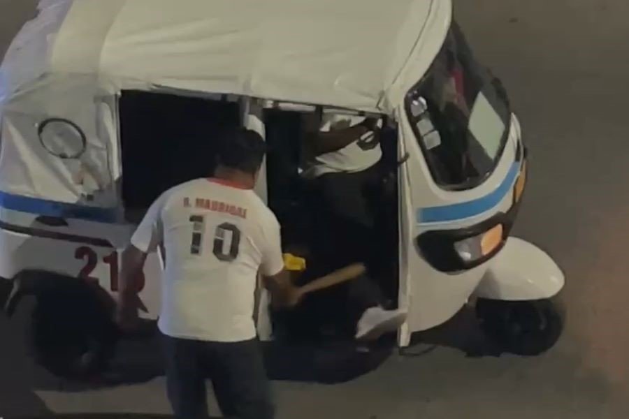 A taxi driver suspended after attacking an elderly mototaxi driver with a baseball bat in Playa del Carmen