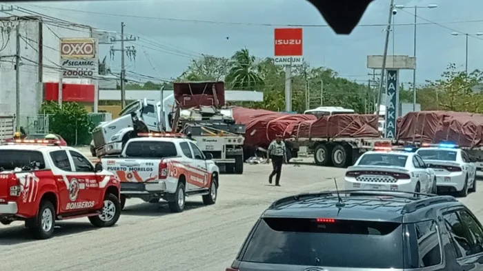 Two damaged tractor-trailers blocking part of Highway 307 after a collision near Bahia Petempich, Puerto Morelos