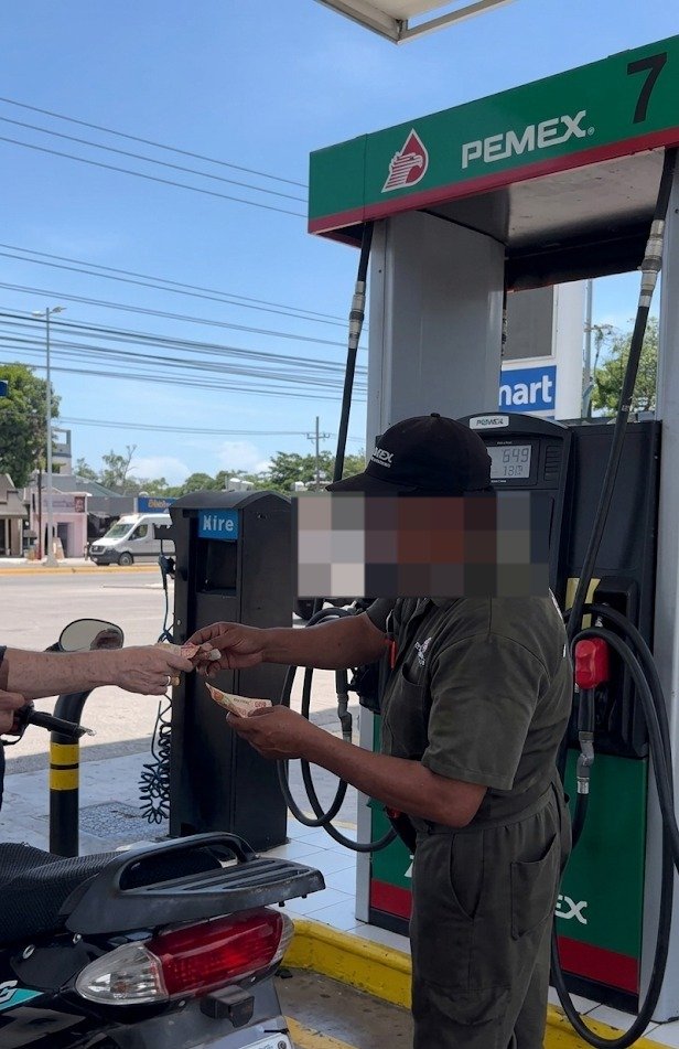 Screenshot from a video showing a gas pump display at a Tulum station, allegedly overcharging a customer