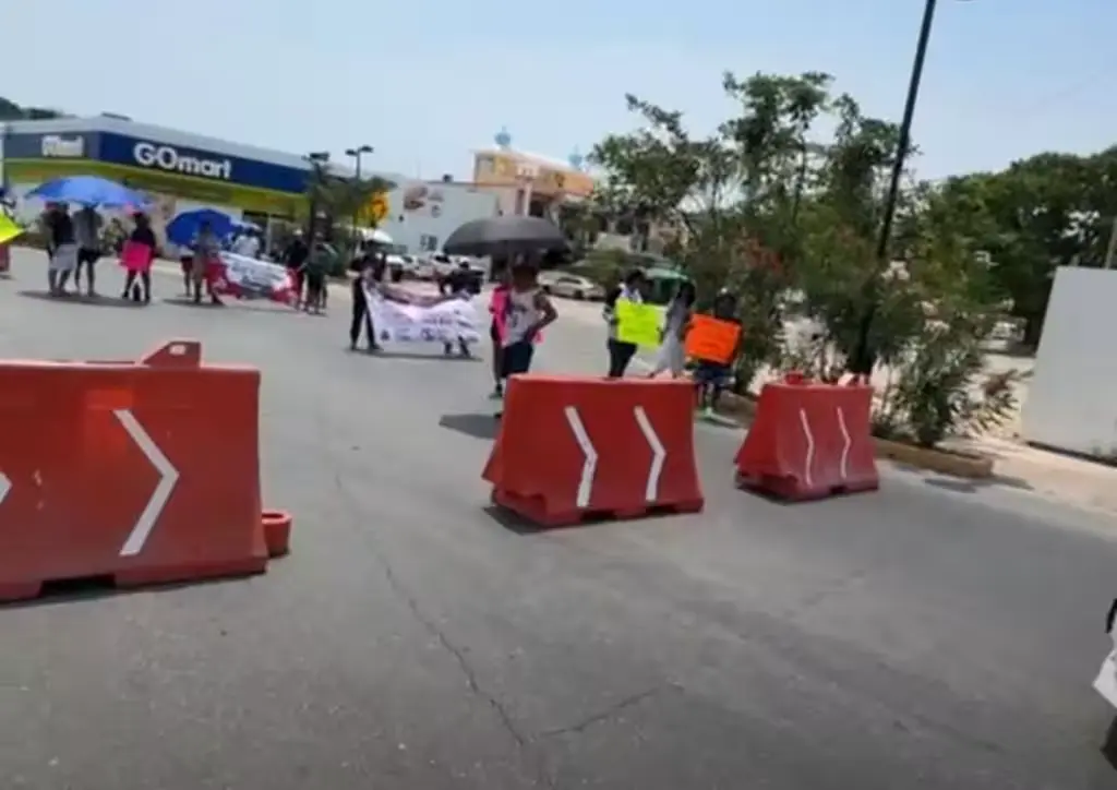 Protesters block traffic at the Ruinas roundabout in Tulum, demanding free beach access.