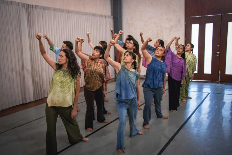 Dancers from the University of the Arts of Yucatan performing the contemporary dance piece Efervescencia on a theater stage