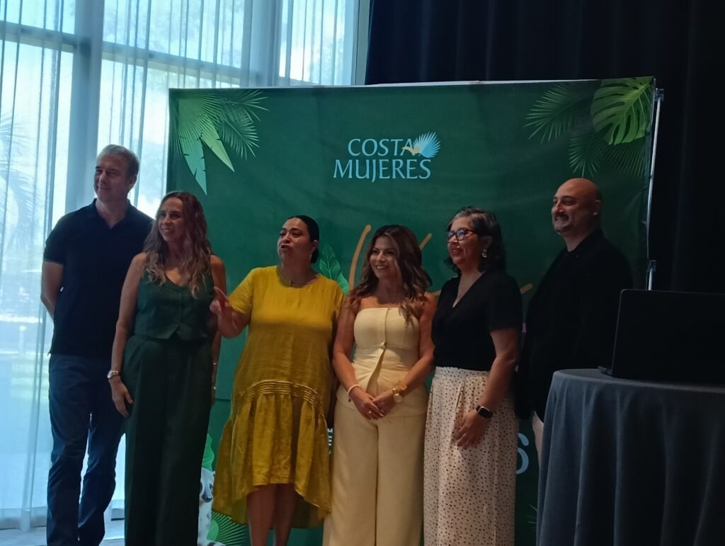Attendees at a business tourism event in the Mexican Caribbean